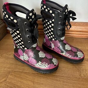 Girls BOGS size 2 boots